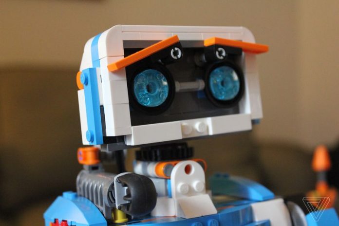 Lego Boost - sklopite i programirajte svog robota od kockica