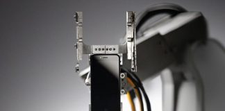 Apple Liam robot rastavlja iphone
