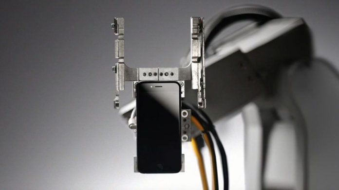 Apple Liam robot rastavlja iphone
