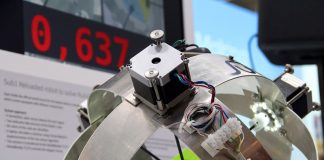 Robot koji rjesava Rubikovu kocku