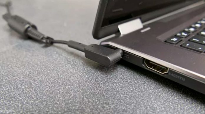 laptop ukljucen u struju